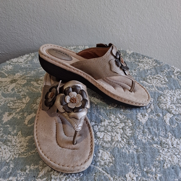 Clarks Artisan Floral Leather Wedge l Sandals Sz.8.5 Taupe Comfort Boho FP - Picture 3 of 17